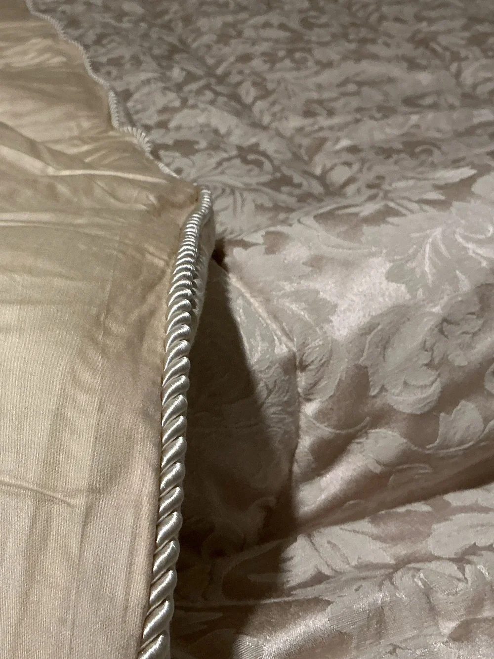 NWOT Heavy Weight Damask Jacuard Comforter & Shams